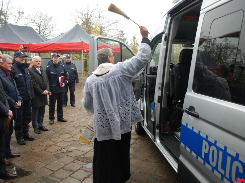 Odnowiony posterunek w Pyzdrach i nowy vw crafter dla wrzesińskiej policji