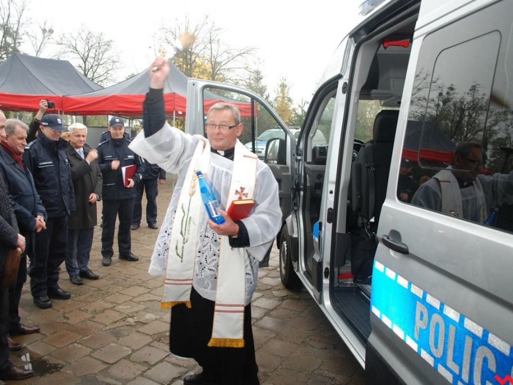 Odnowiony posterunek w Pyzdrach i nowy vw crafter dla wrzesińskiej policji