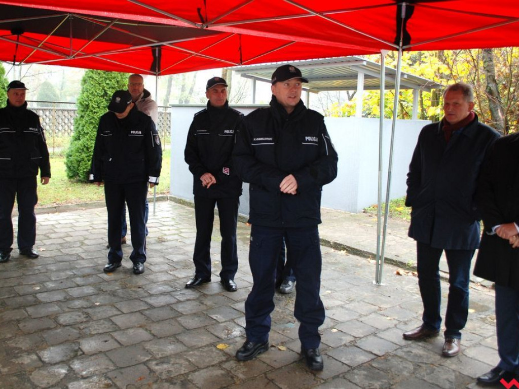 Odnowiony posterunek w Pyzdrach i nowy vw crafter dla wrzesińskiej policji