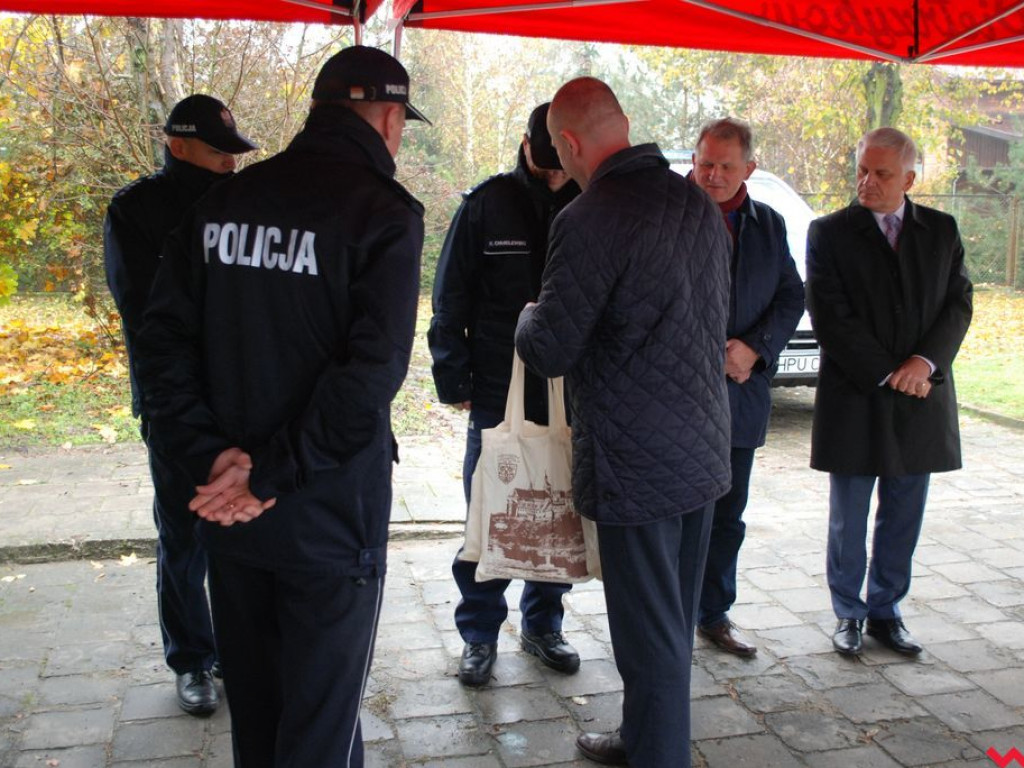 Odnowiony posterunek w Pyzdrach i nowy vw crafter dla wrzesińskiej policji