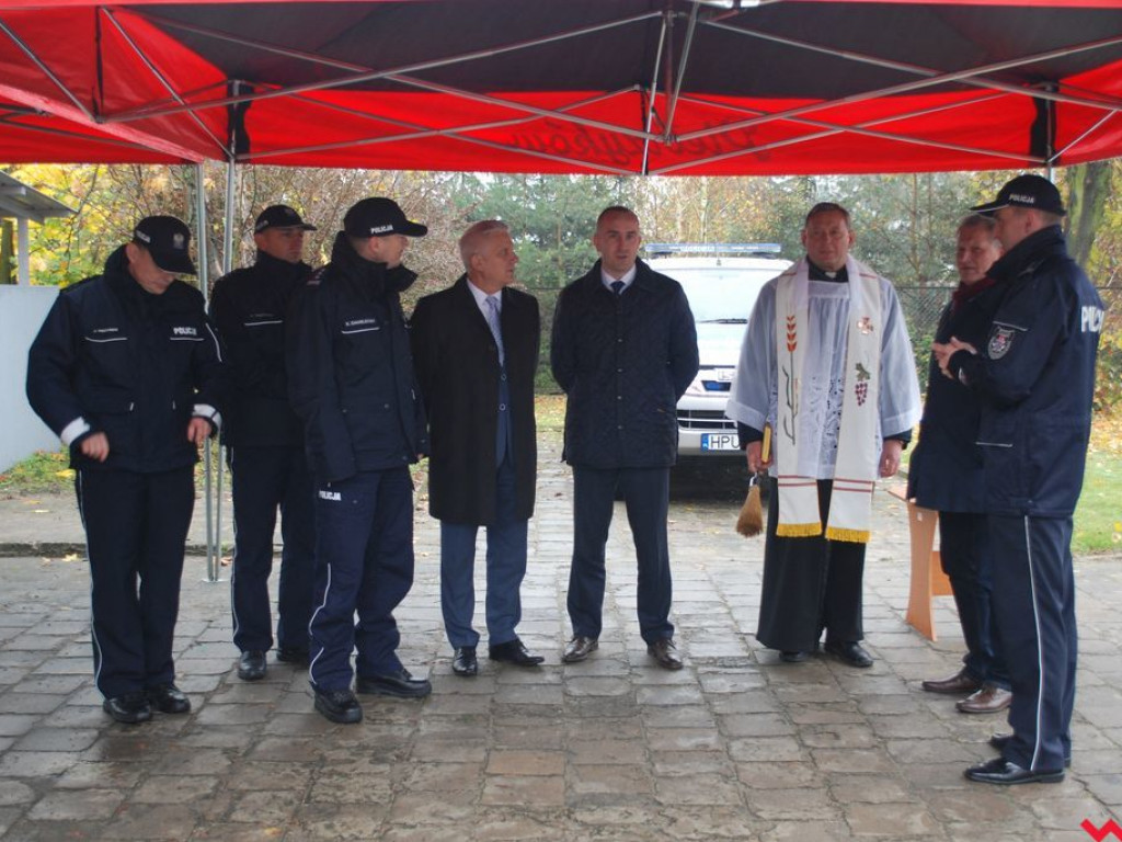 Odnowiony posterunek w Pyzdrach i nowy vw crafter dla wrzesińskiej policji
