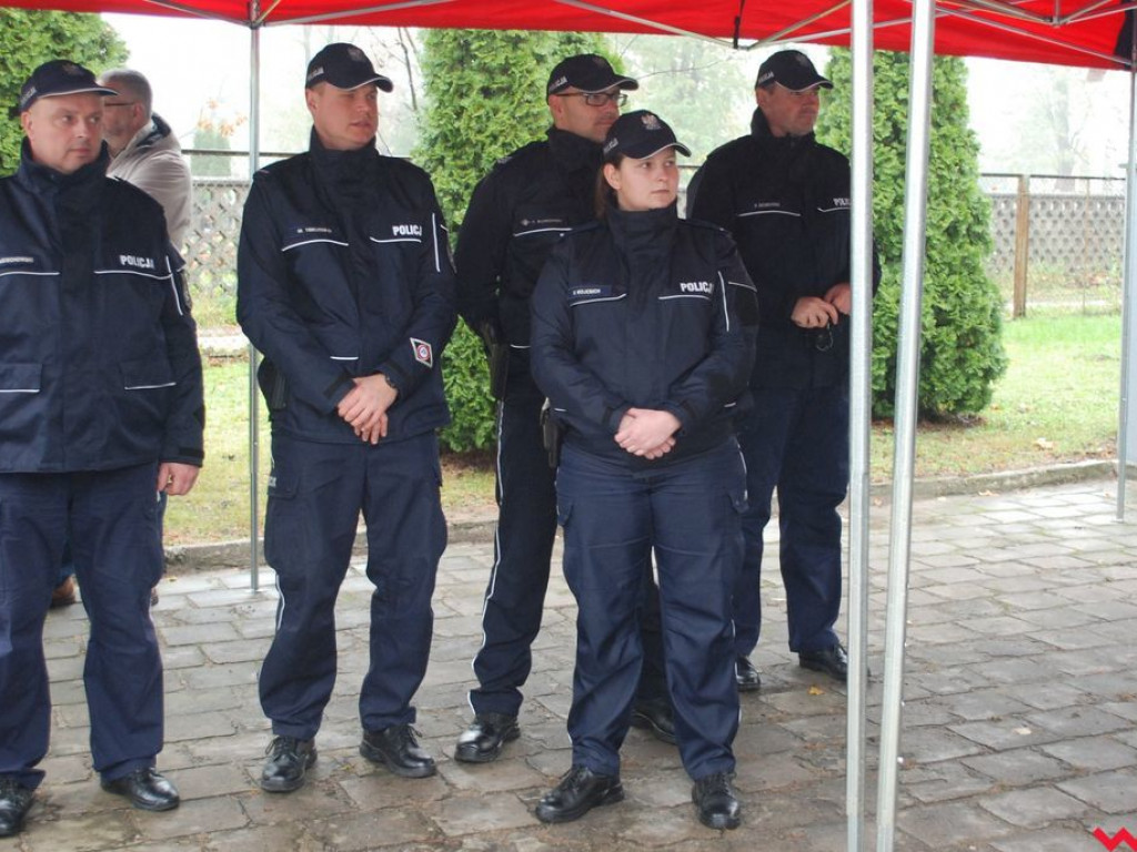 Odnowiony posterunek w Pyzdrach i nowy vw crafter dla wrzesińskiej policji