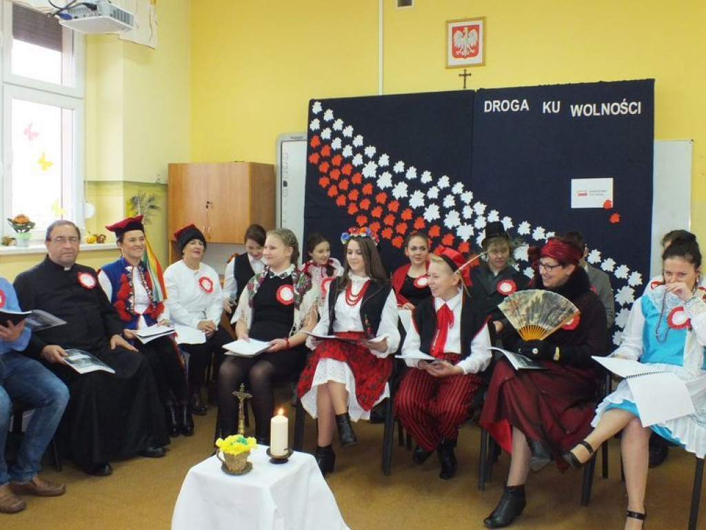 Narodowe czytanie „Wesela” Stanisława Wyspiańskiego w szkole w Pietrzykowie