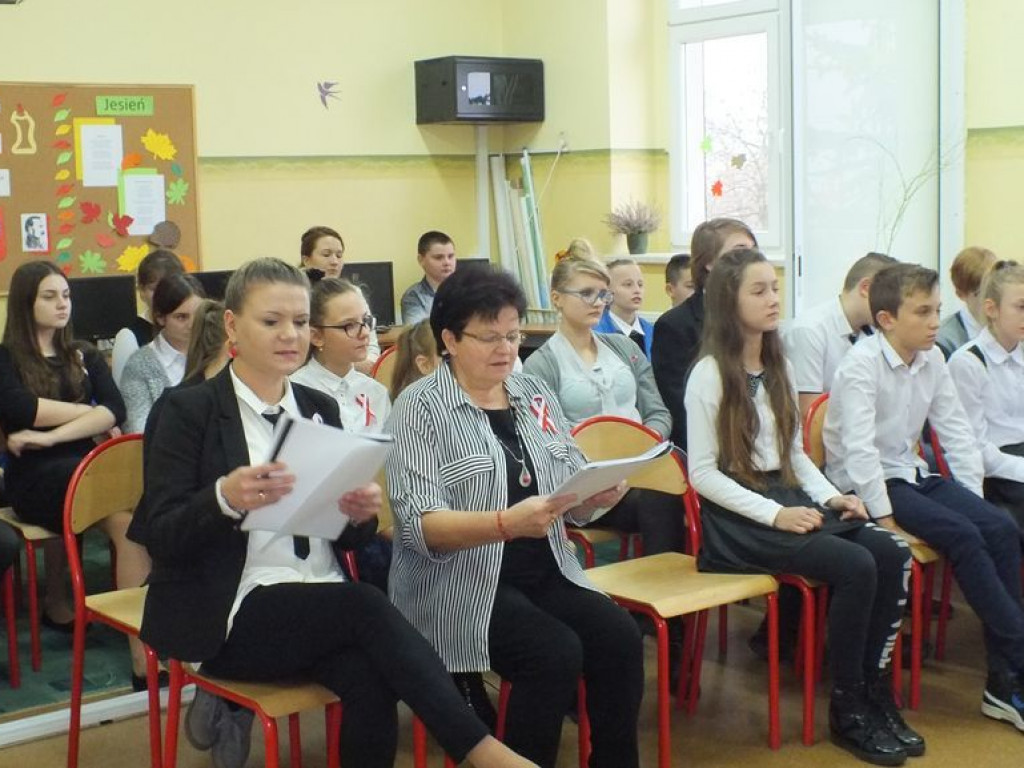 Narodowe czytanie „Wesela” Stanisława Wyspiańskiego w szkole w Pietrzykowie