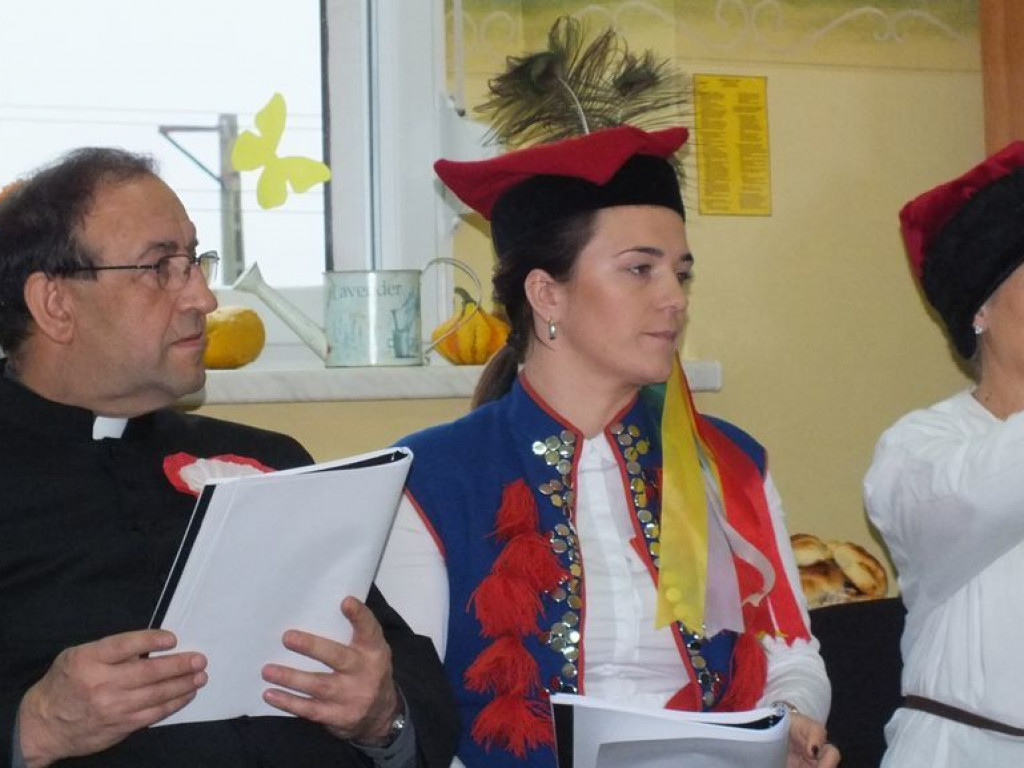 Narodowe czytanie „Wesela” Stanisława Wyspiańskiego w szkole w Pietrzykowie