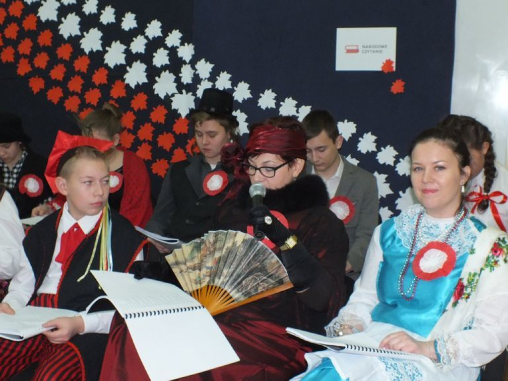 Narodowe czytanie „Wesela” Stanisława Wyspiańskiego w szkole w Pietrzykowie