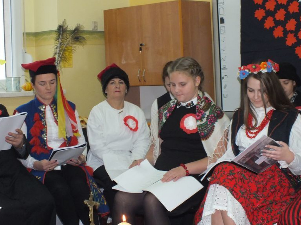 Narodowe czytanie „Wesela” Stanisława Wyspiańskiego w szkole w Pietrzykowie