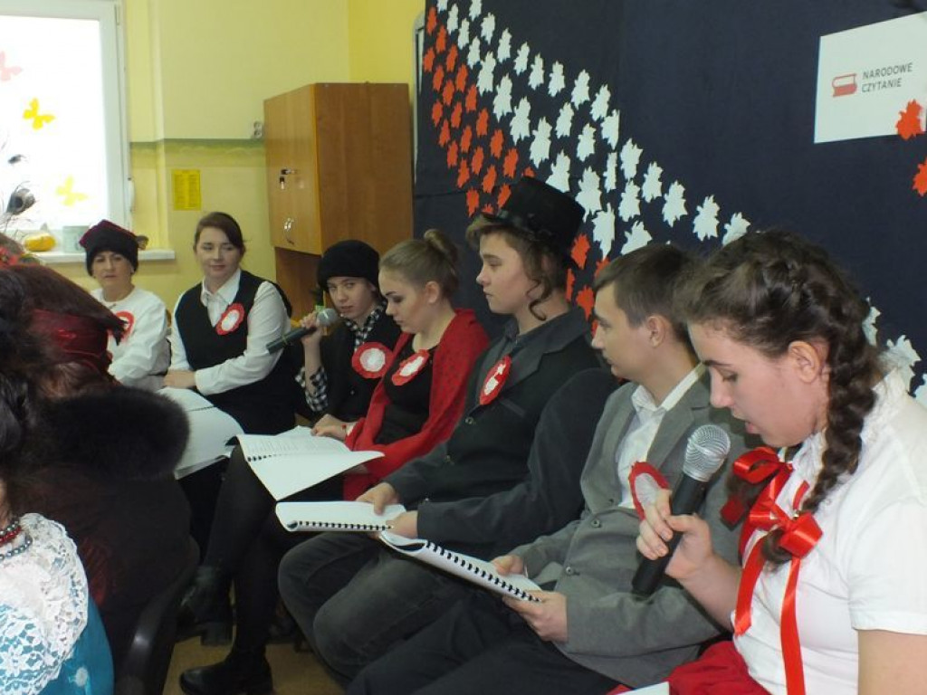 Narodowe czytanie „Wesela” Stanisława Wyspiańskiego w szkole w Pietrzykowie