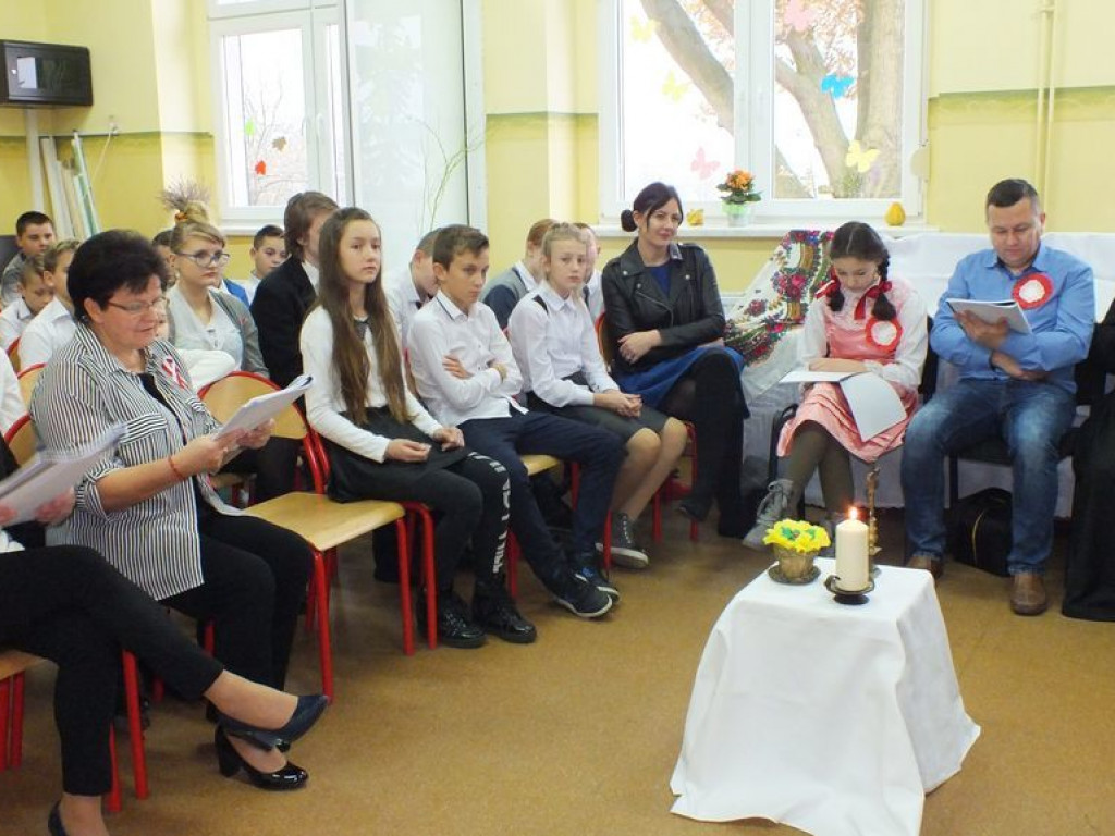 Narodowe czytanie „Wesela” Stanisława Wyspiańskiego w szkole w Pietrzykowie