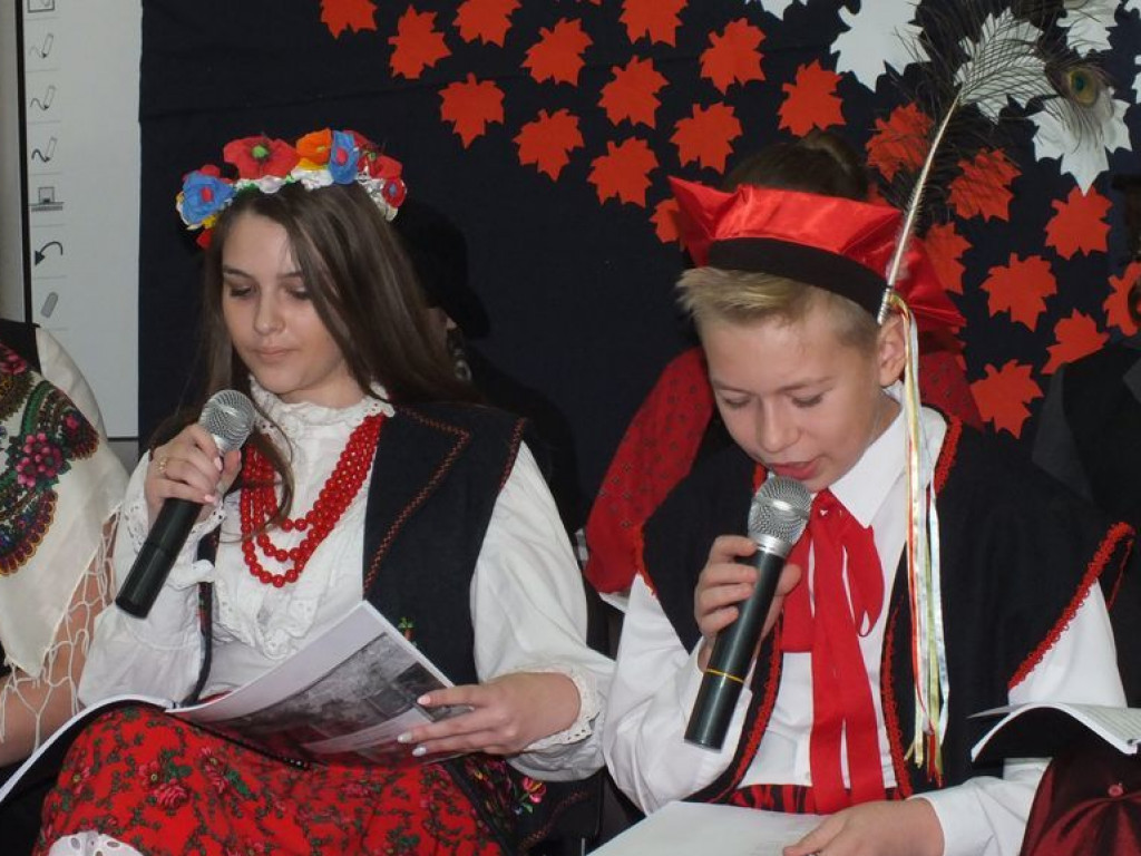 Narodowe czytanie „Wesela” Stanisława Wyspiańskiego w szkole w Pietrzykowie