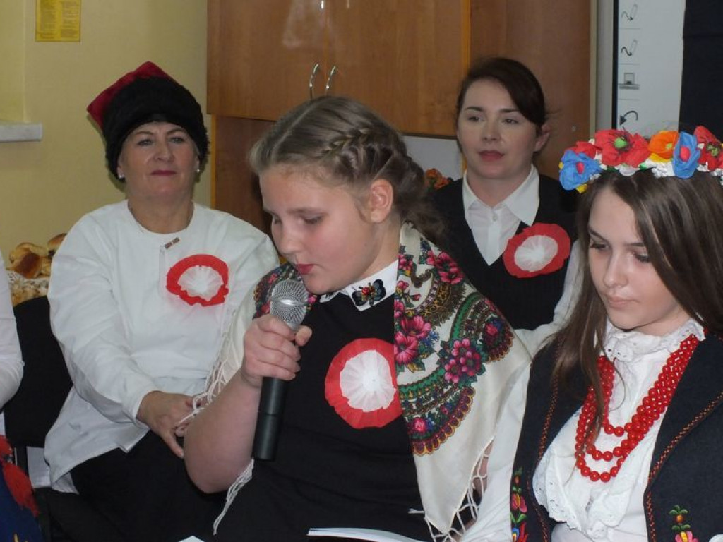 Narodowe czytanie „Wesela” Stanisława Wyspiańskiego w szkole w Pietrzykowie