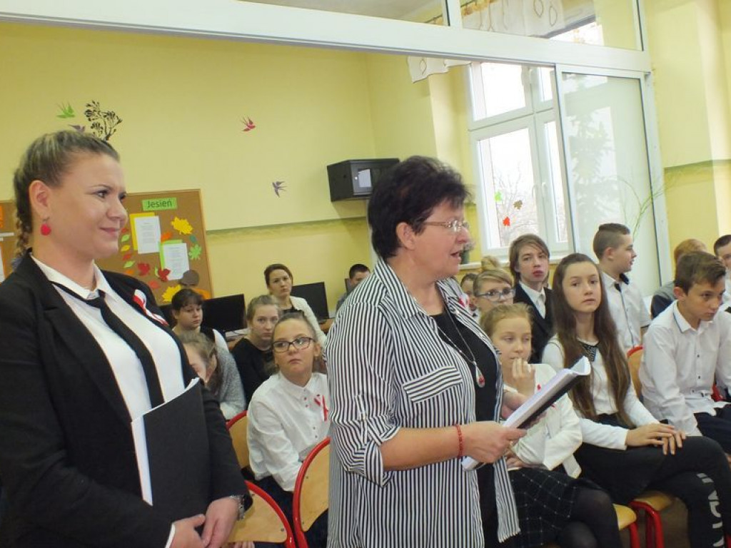 Narodowe czytanie „Wesela” Stanisława Wyspiańskiego w szkole w Pietrzykowie