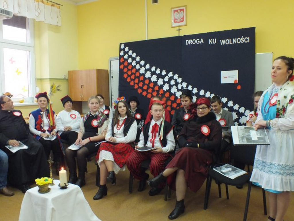 Narodowe czytanie „Wesela” Stanisława Wyspiańskiego w szkole w Pietrzykowie