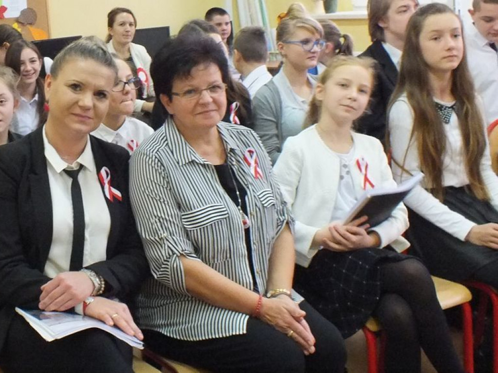 Narodowe czytanie „Wesela” Stanisława Wyspiańskiego w szkole w Pietrzykowie