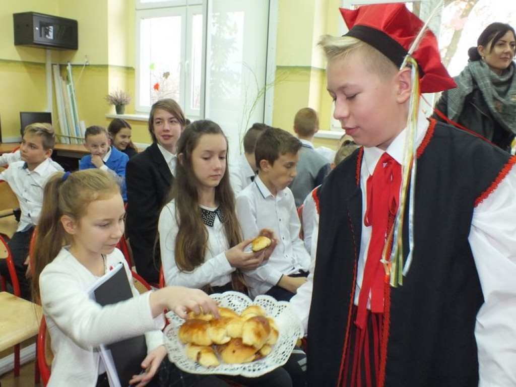 Narodowe czytanie „Wesela” Stanisława Wyspiańskiego w szkole w Pietrzykowie