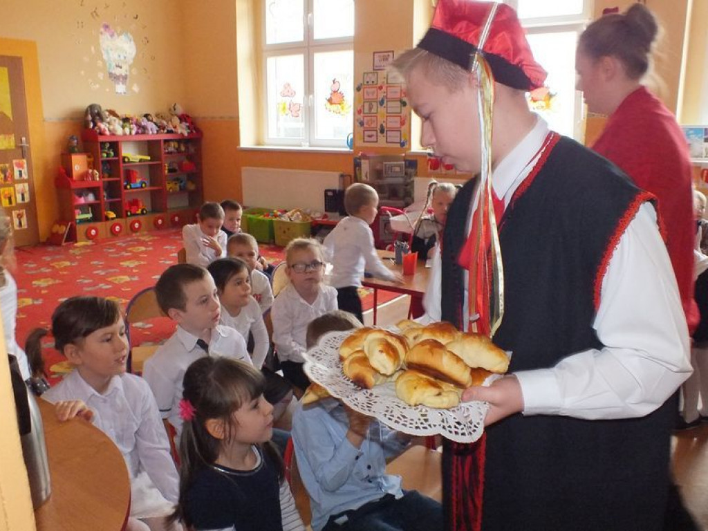 Narodowe czytanie „Wesela” Stanisława Wyspiańskiego w szkole w Pietrzykowie