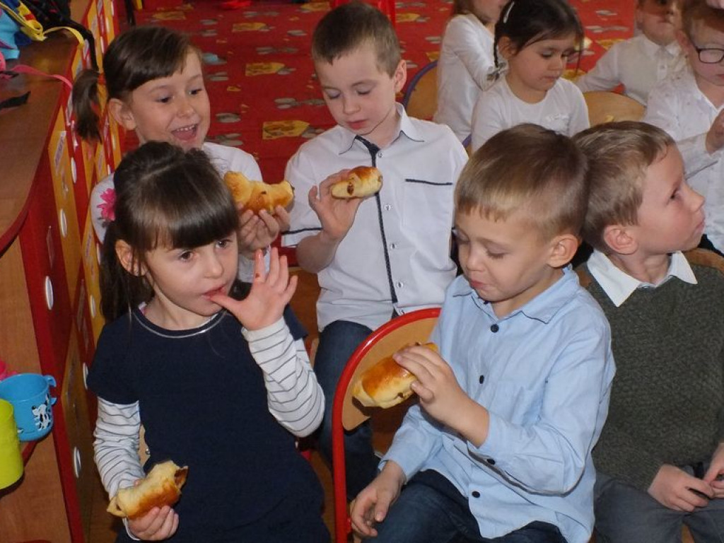 Narodowe czytanie „Wesela” Stanisława Wyspiańskiego w szkole w Pietrzykowie