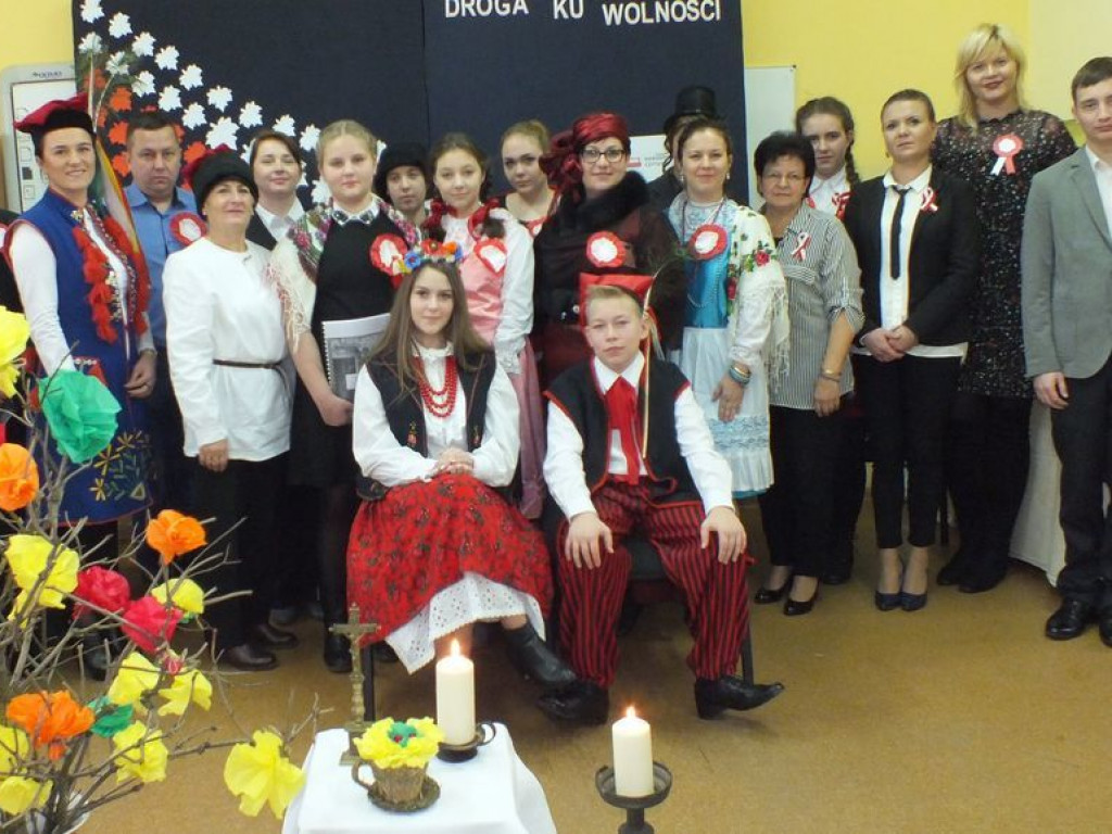 Narodowe czytanie „Wesela” Stanisława Wyspiańskiego w szkole w Pietrzykowie