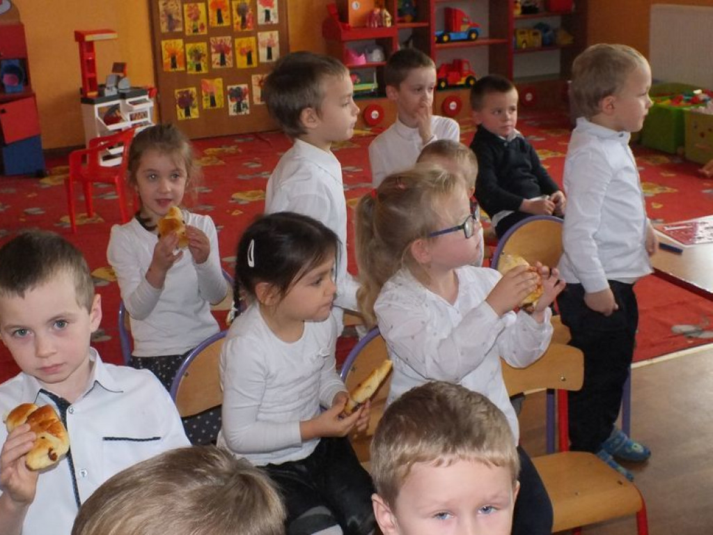 Narodowe czytanie „Wesela” Stanisława Wyspiańskiego w szkole w Pietrzykowie