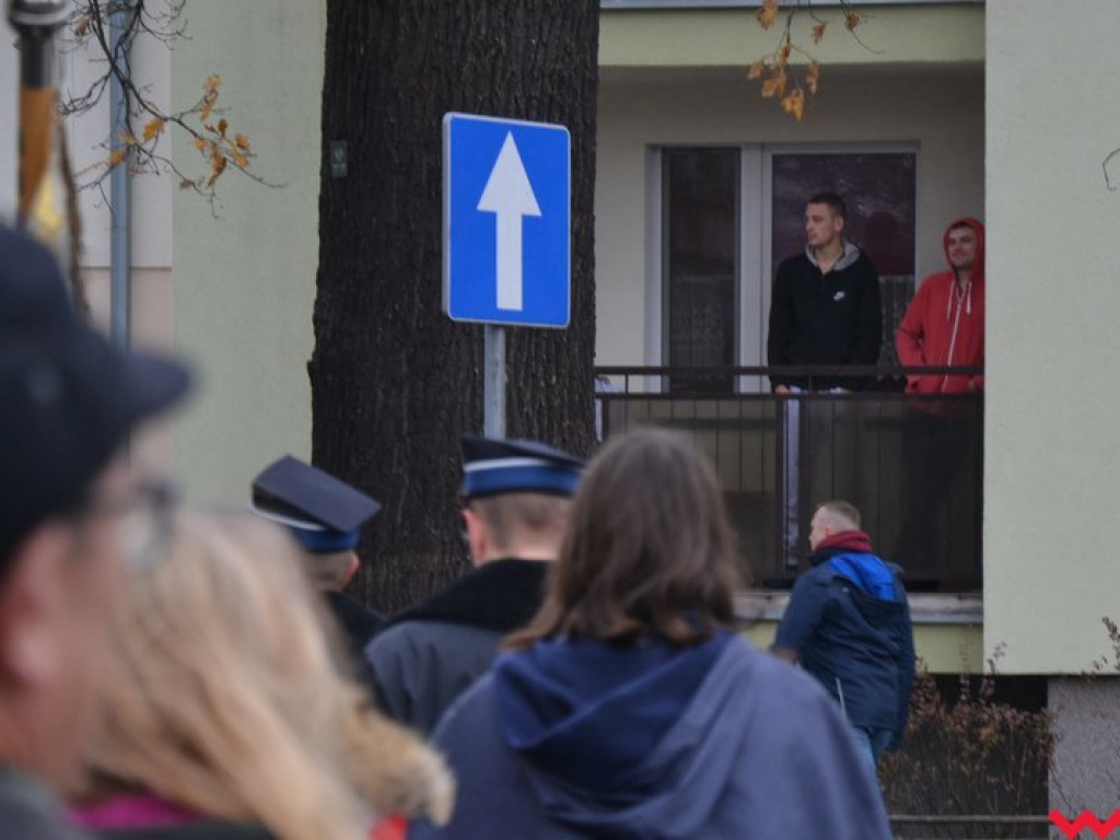 Sztafeta pokoleń w radosnym niepodległościowym przemarszu