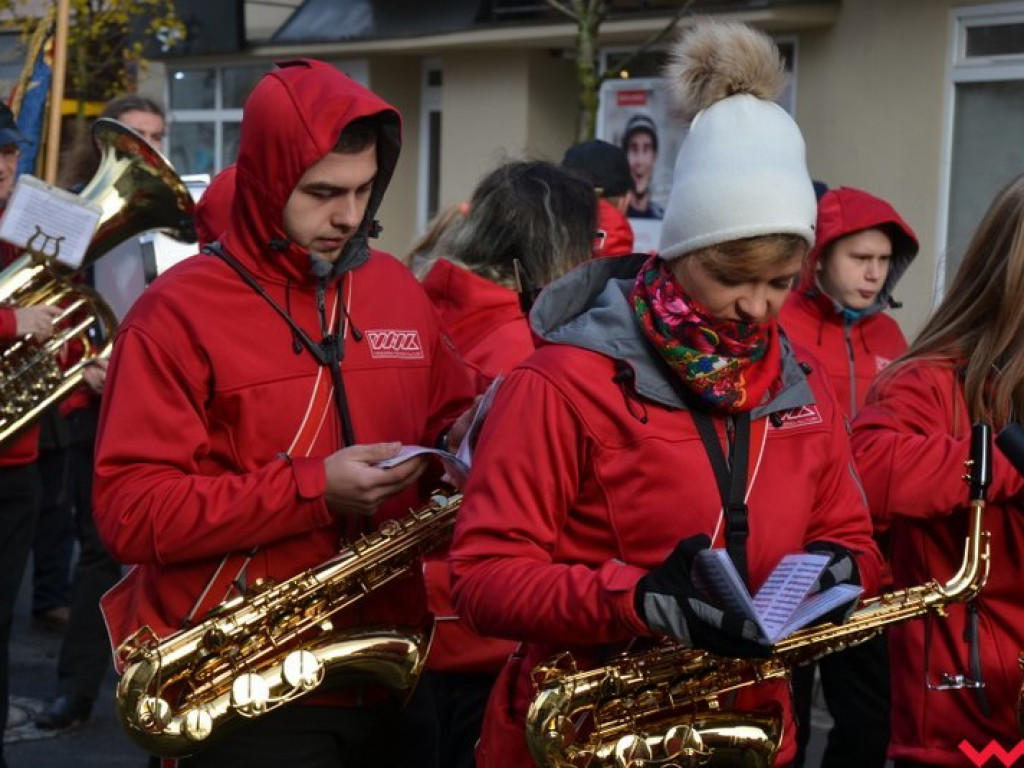Sztafeta pokoleń w radosnym niepodległościowym przemarszu