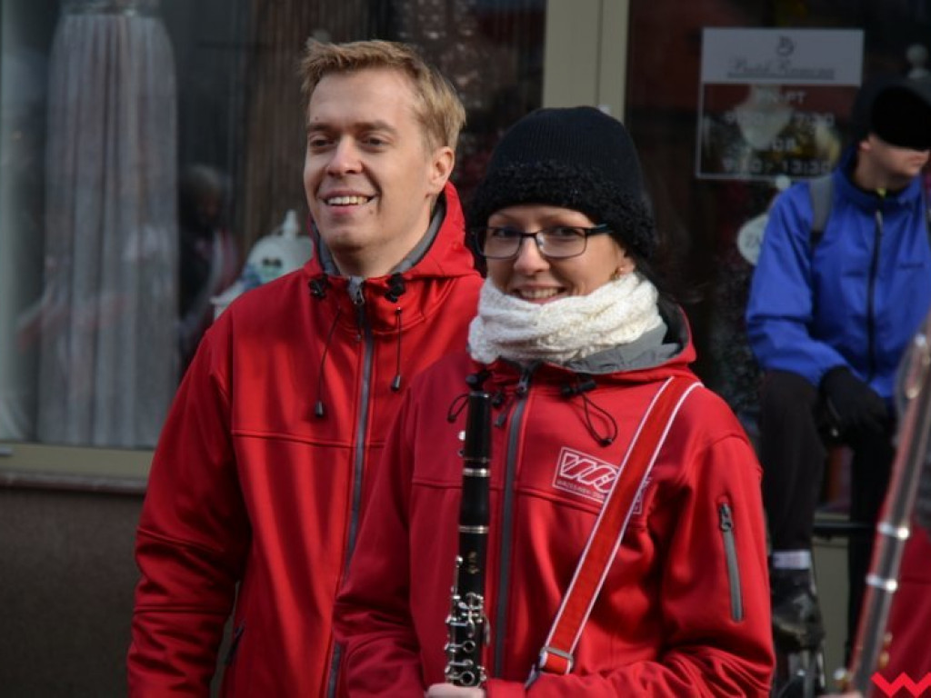 Sztafeta pokoleń w radosnym niepodległościowym przemarszu