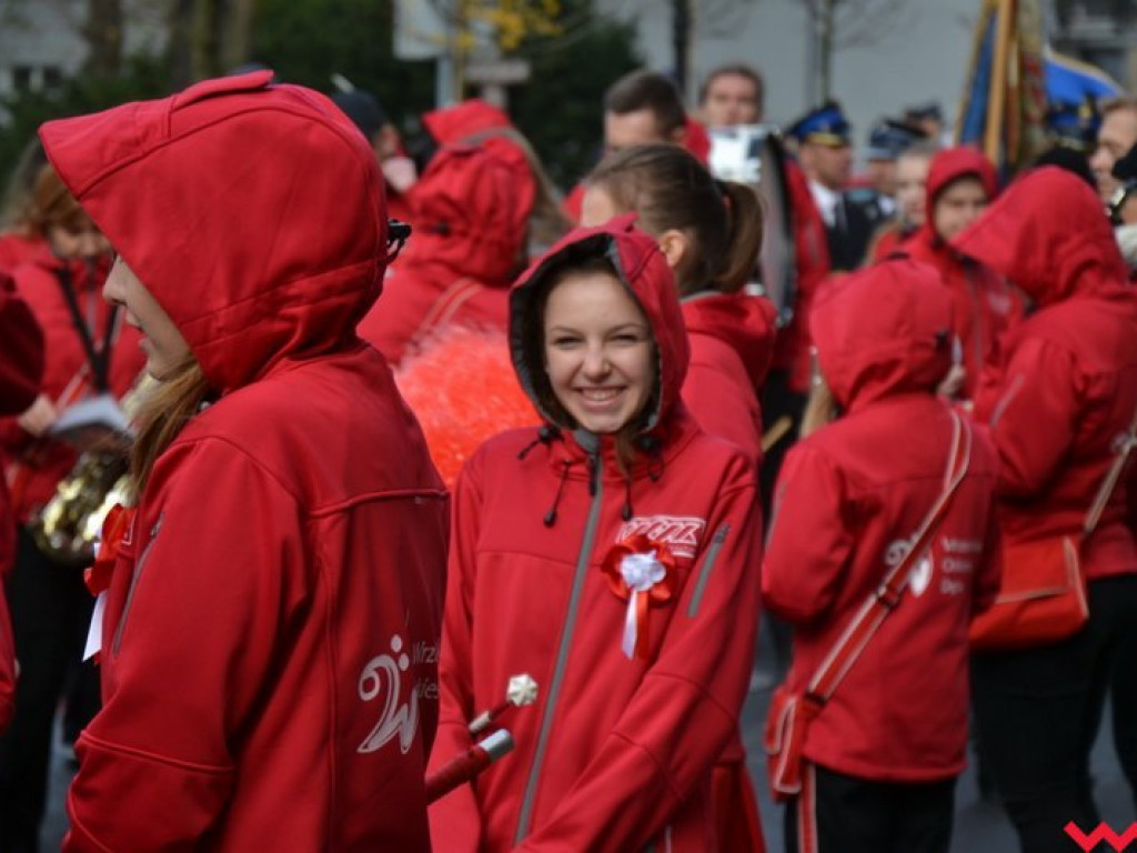 Sztafeta pokoleń w radosnym niepodległościowym przemarszu