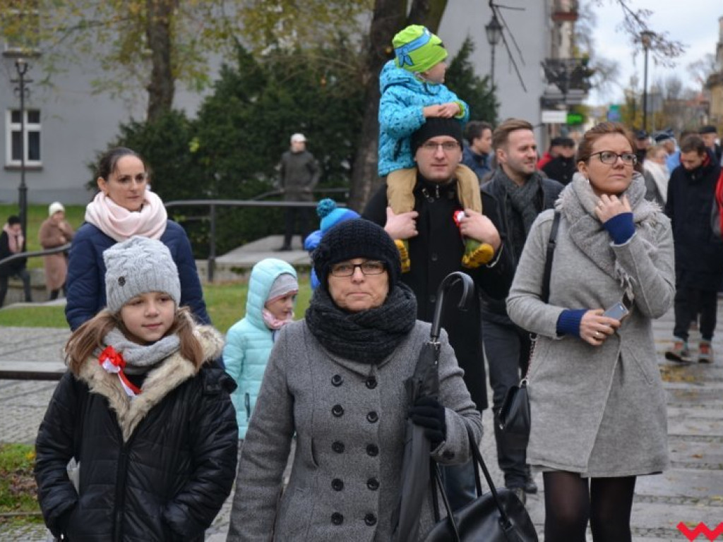 Sztafeta pokoleń w radosnym niepodległościowym przemarszu