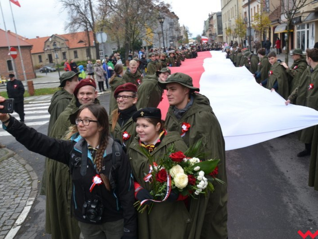Sztafeta pokoleń w radosnym niepodległościowym przemarszu