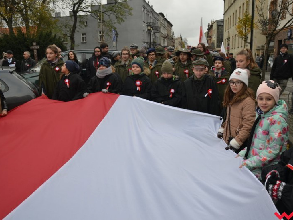 Sztafeta pokoleń w radosnym niepodległościowym przemarszu