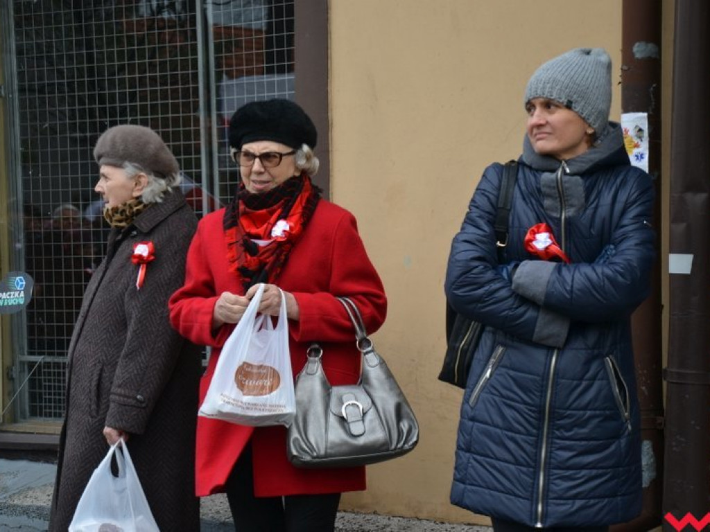 Sztafeta pokoleń w radosnym niepodległościowym przemarszu