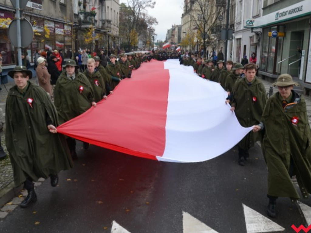 Sztafeta pokoleń w radosnym niepodległościowym przemarszu