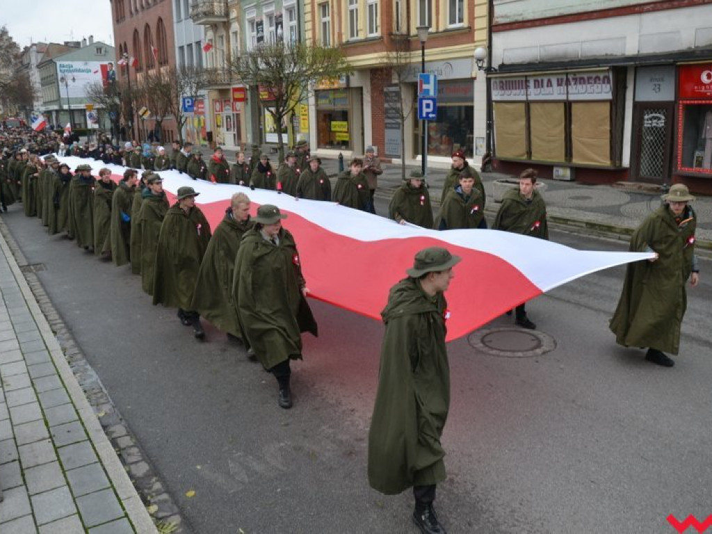 Sztafeta pokoleń w radosnym niepodległościowym przemarszu