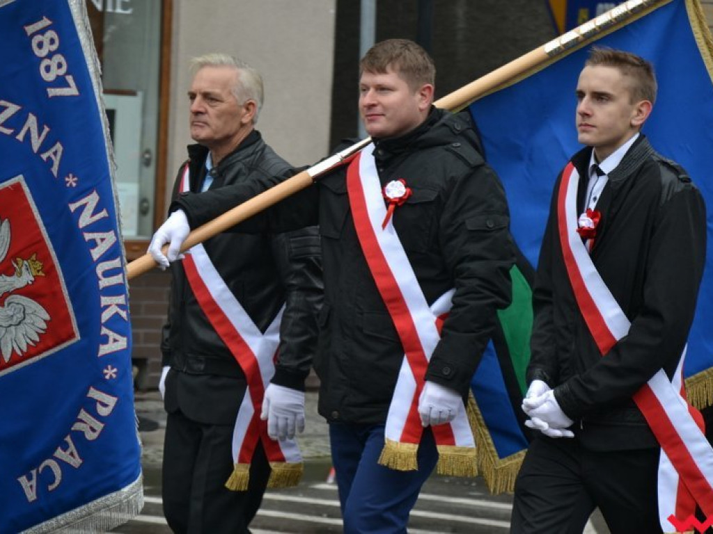 Sztafeta pokoleń w radosnym niepodległościowym przemarszu