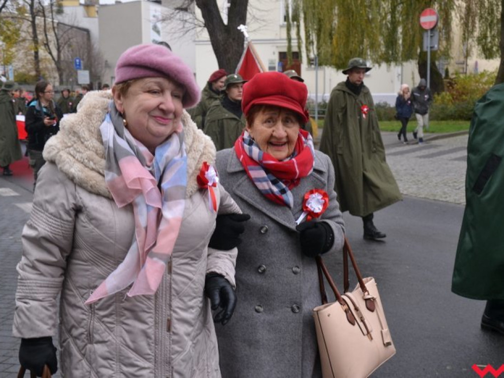 Sztafeta pokoleń w radosnym niepodległościowym przemarszu