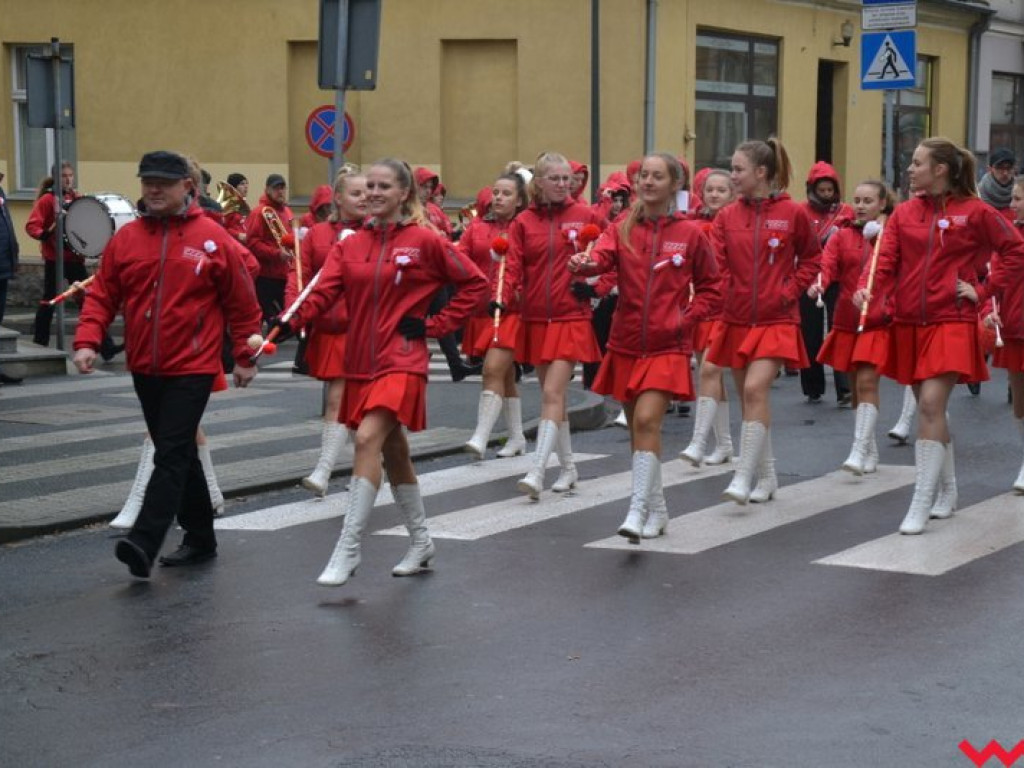 Sztafeta pokoleń w radosnym niepodległościowym przemarszu