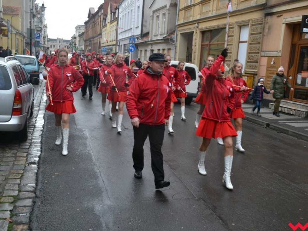 Sztafeta pokoleń w radosnym niepodległościowym przemarszu