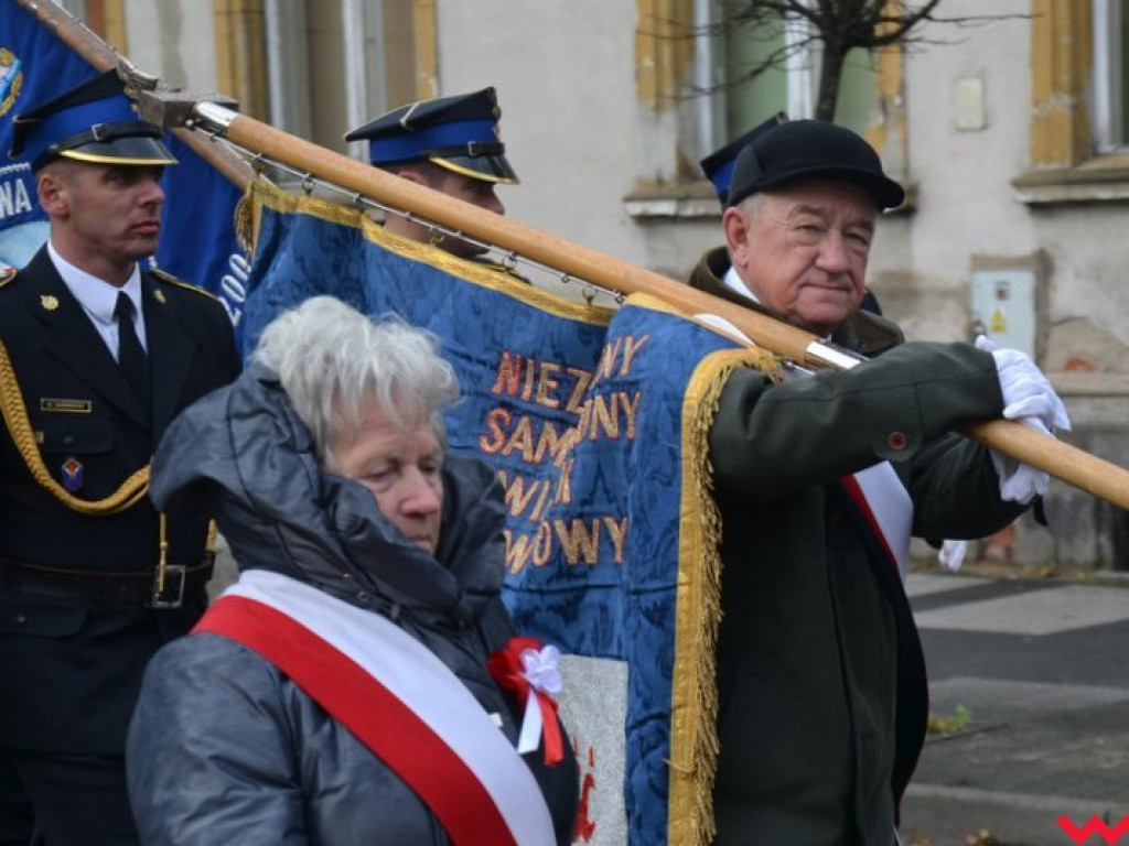 Sztafeta pokoleń w radosnym niepodległościowym przemarszu