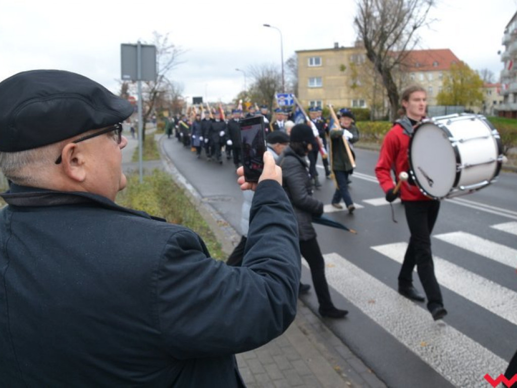 Sztafeta pokoleń w radosnym niepodległościowym przemarszu
