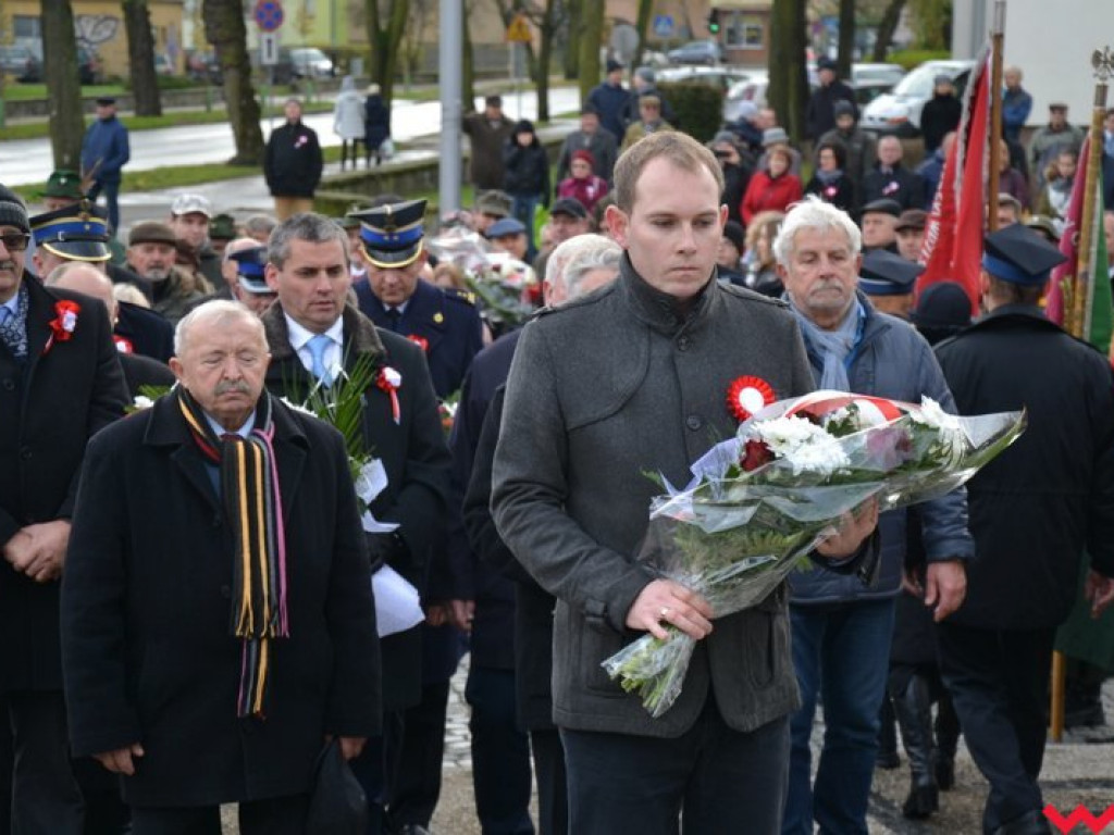 Sztafeta pokoleń w radosnym niepodległościowym przemarszu
