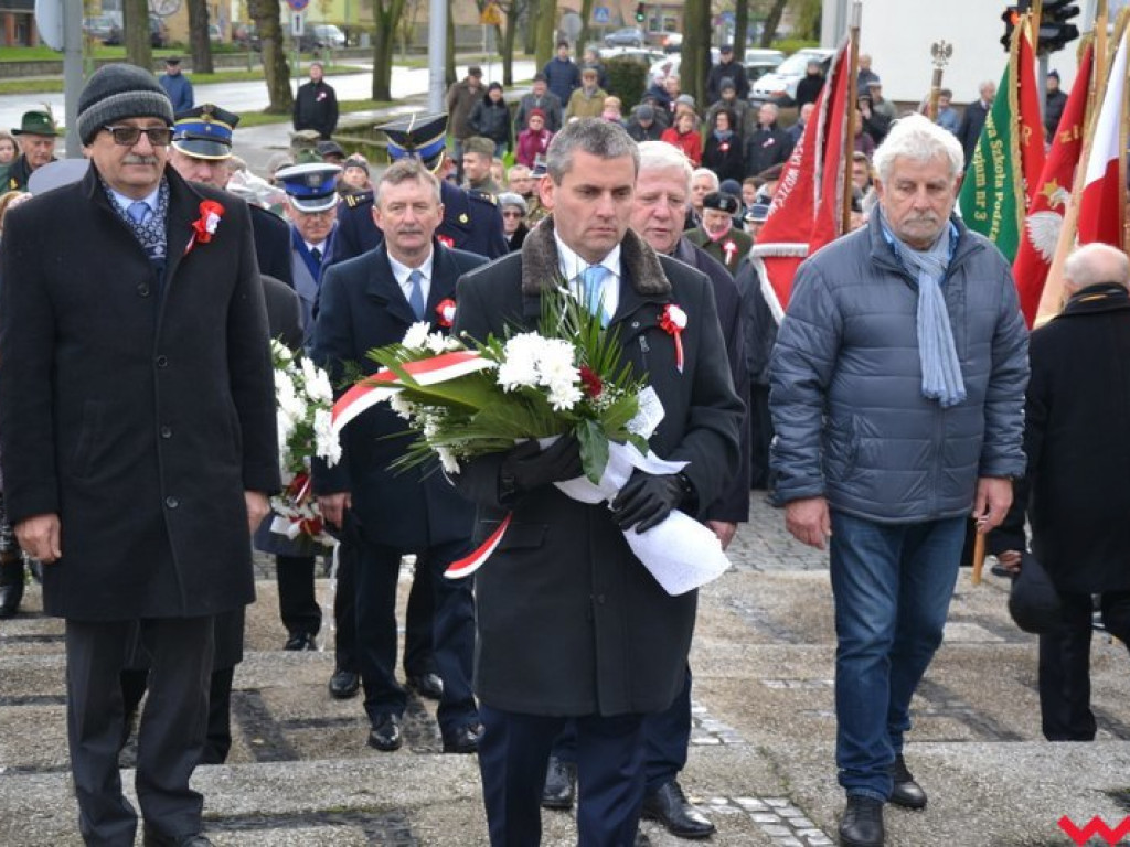 Sztafeta pokoleń w radosnym niepodległościowym przemarszu