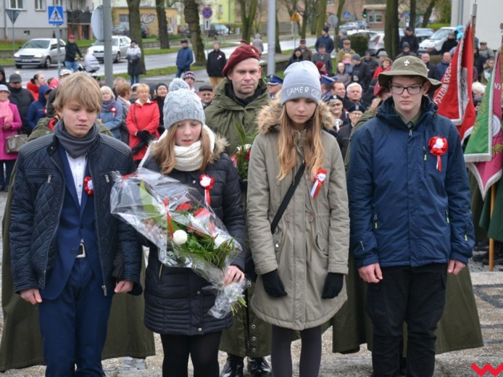 Sztafeta pokoleń w radosnym niepodległościowym przemarszu