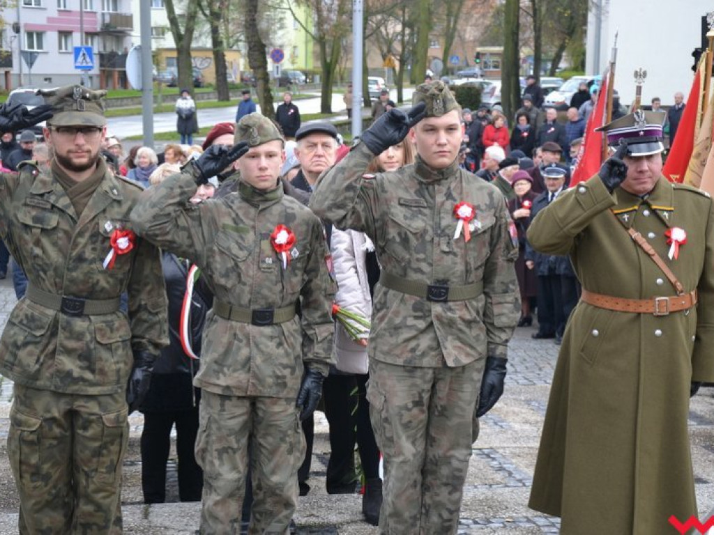 Sztafeta pokoleń w radosnym niepodległościowym przemarszu