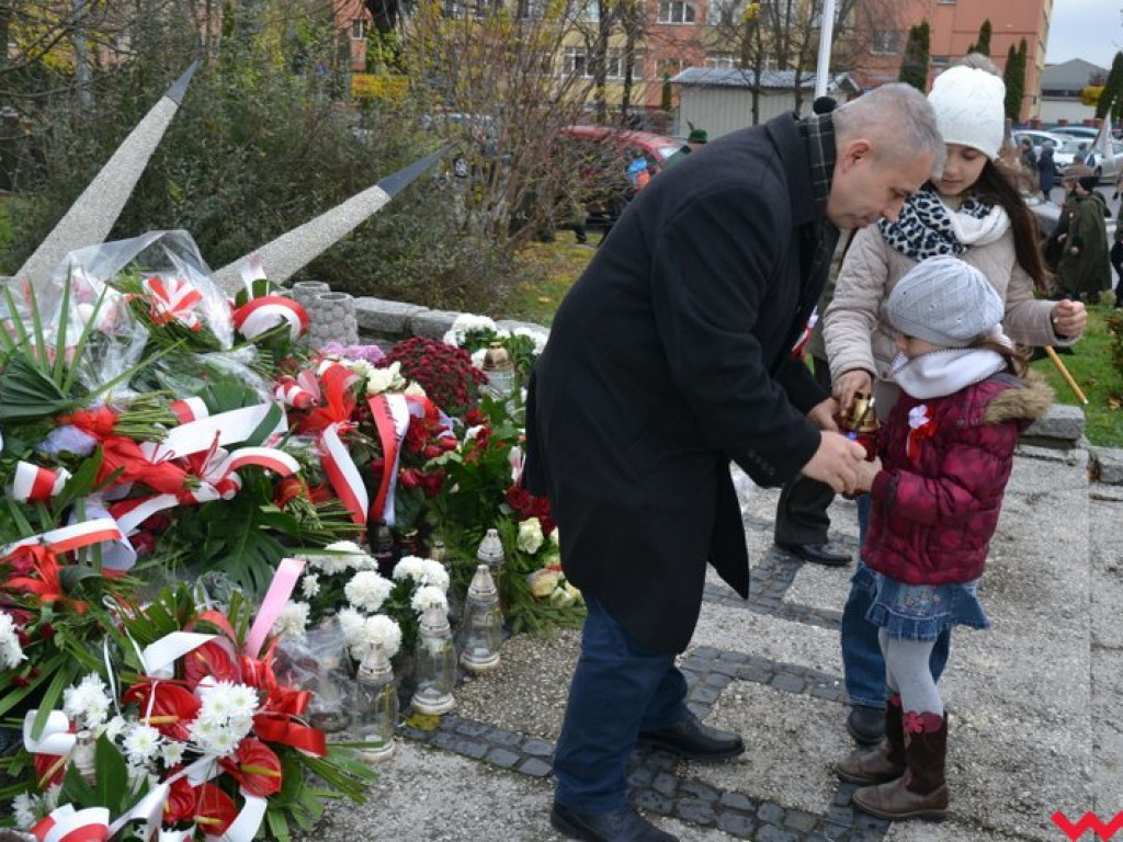 Sztafeta pokoleń w radosnym niepodległościowym przemarszu
