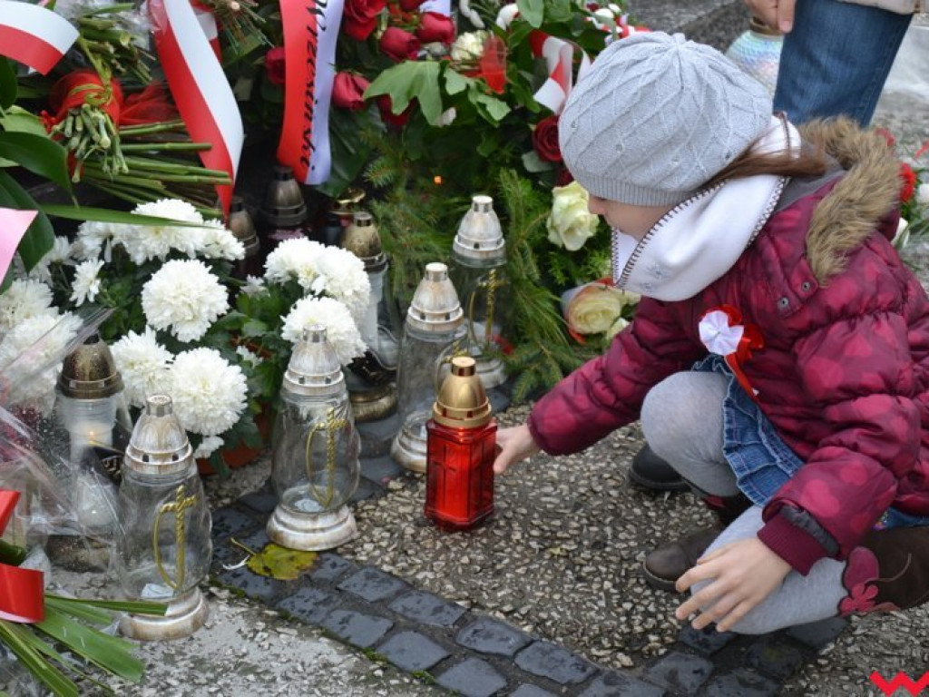 Sztafeta pokoleń w radosnym niepodległościowym przemarszu