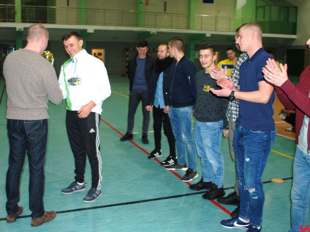 Energosieć Pyzdry wygrywa turniej piłkarski z okazji rocznicy oddania do użytku hali widowiskowo - sportowej