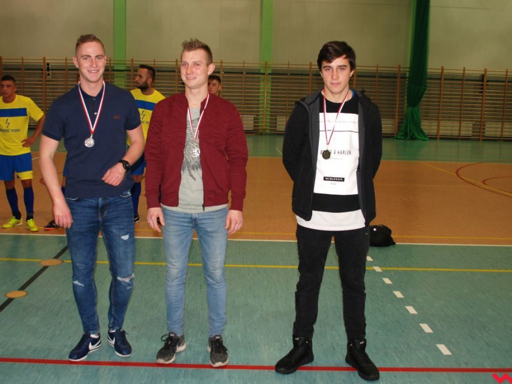 Energosieć Pyzdry wygrywa turniej piłkarski z okazji rocznicy oddania do użytku hali widowiskowo - sportowej