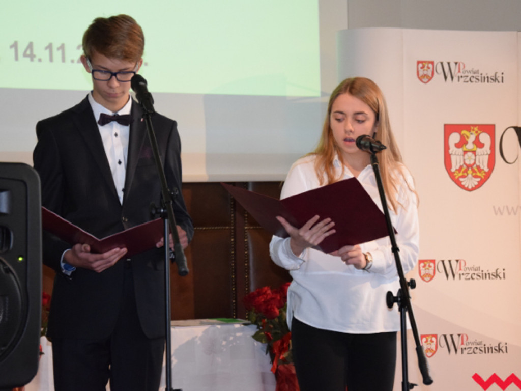Pomoc finansowa dla najzdolniejszej młodzieży powiatu wrzesińskiego. Starosta wręczył stypendia