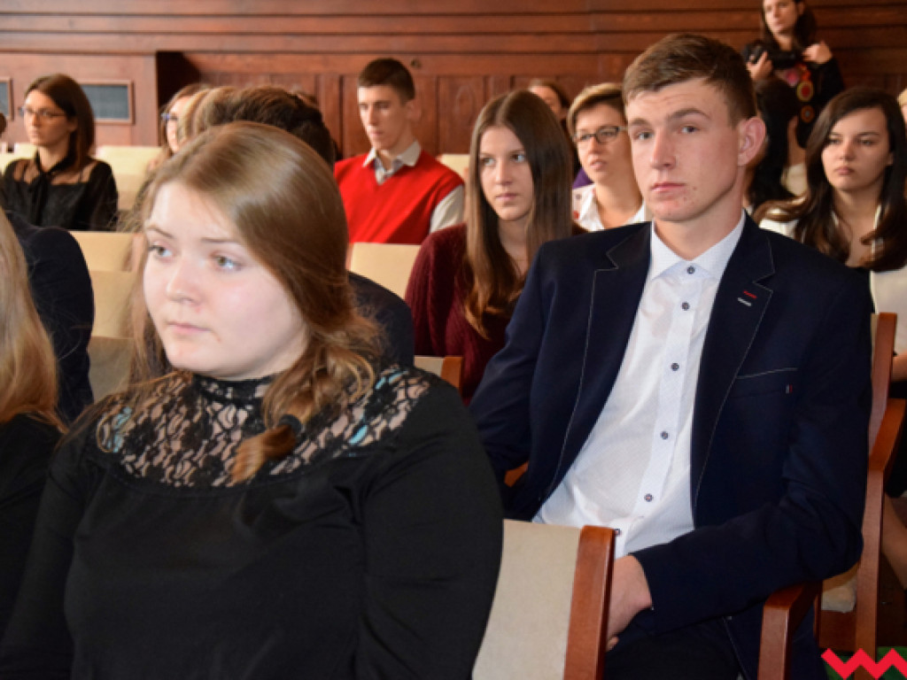 Pomoc finansowa dla najzdolniejszej młodzieży powiatu wrzesińskiego. Starosta wręczył stypendia