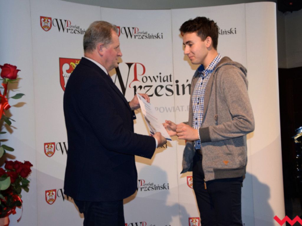 Pomoc finansowa dla najzdolniejszej młodzieży powiatu wrzesińskiego. Starosta wręczył stypendia